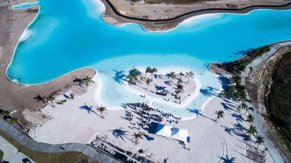 Metro Development Group unveils first Crystal Lagoons amenity in the U.S.