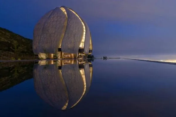 The Bahá’í Temple of South America is comprised of nine wing-shaped translucent petals, or leaves, intended to celebrate the faith’s spiritual beliefs and evoke oneness with nature. (Photo: Hariri Pontarini Architects) | SGH receives two ACEC Grand Awards