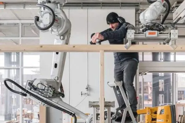 Robots cooperate in timber construction