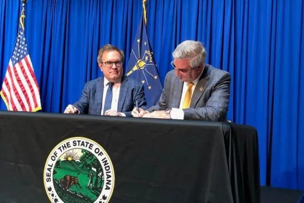 Administrator Wheeler (L) joins Governor Eric Holcomb (R) at the Indiana State House to announce a $436 million WIFIA loan to the Indiana Finance Authority. | Important WIFIA Program Announces