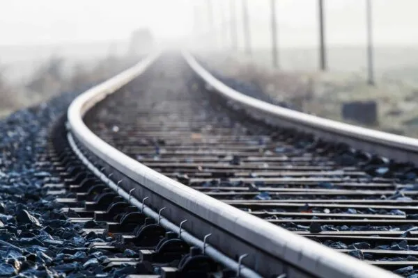 Einspurige Bahnlinie im Morgennebel | Improved FRA Decision Making and Financial Oversight Processes Could Have Reduced Federal Risks from the California High-Speed Rail Project