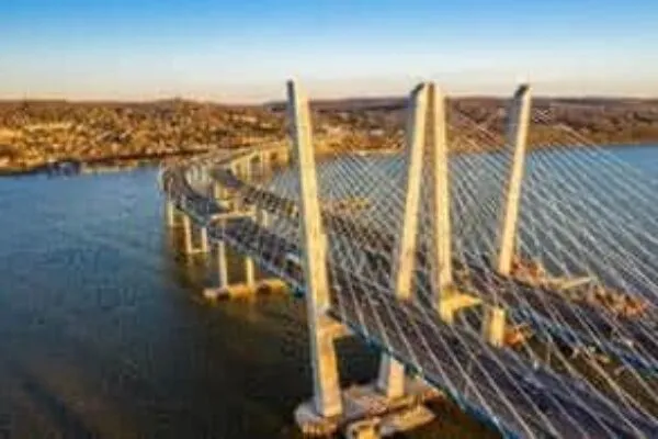 Shop applications of a three-coat system consisting of the organic zinc-rich epoxy primer Zinc Clad® III HS, an intermediate coat of Macropoxy® 646 and a topcoat of Acrolon™ 218 HS helped the Governor Mario M. Cuomo Bridge (Tappan Zee Bridge) earn the SSPC 2020 Eric S. Kline Award. | Sherwin-Williams Wins Three SSPC Structure Awards for Outstanding Coatings Applications