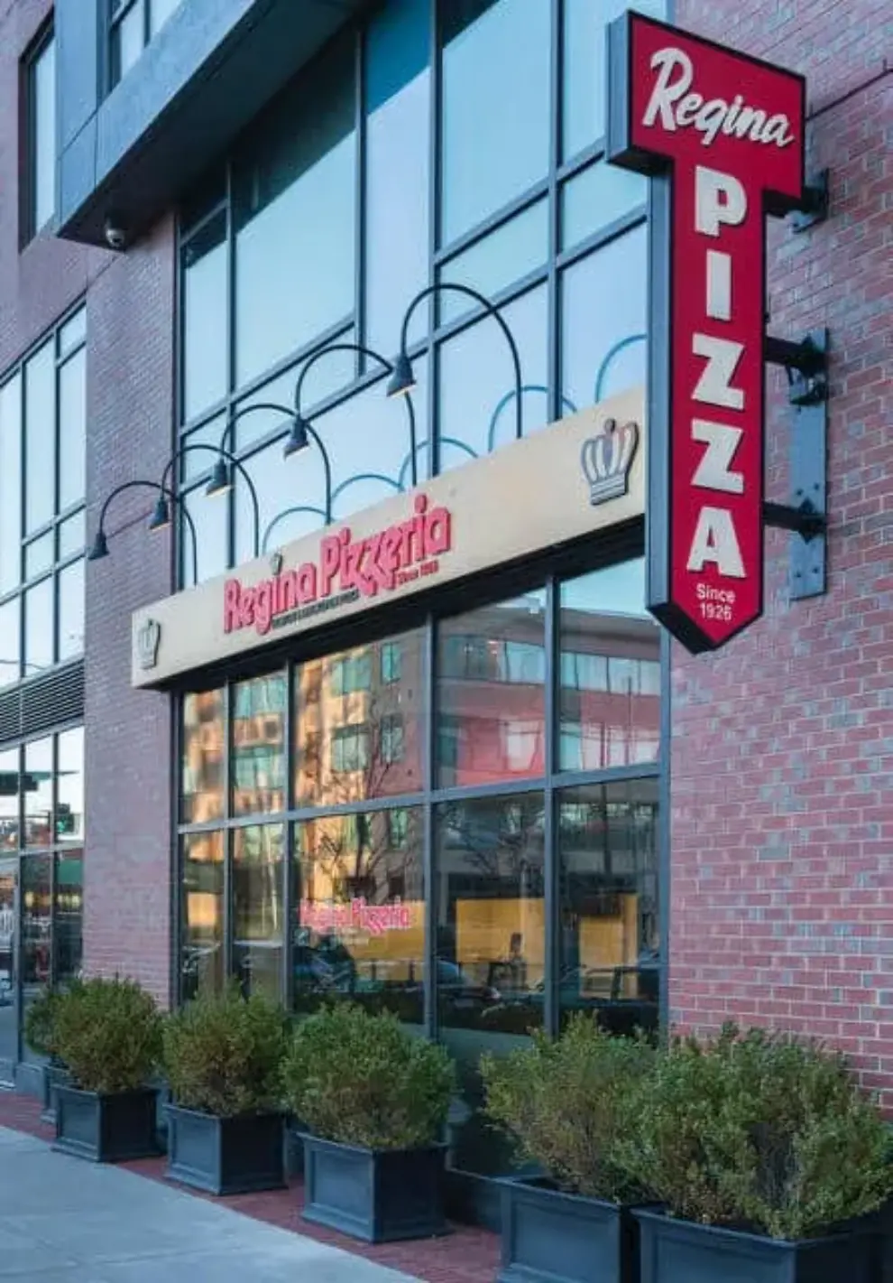 Near Fenway Park, a Refreshed Look for a Popular Pizza Chain