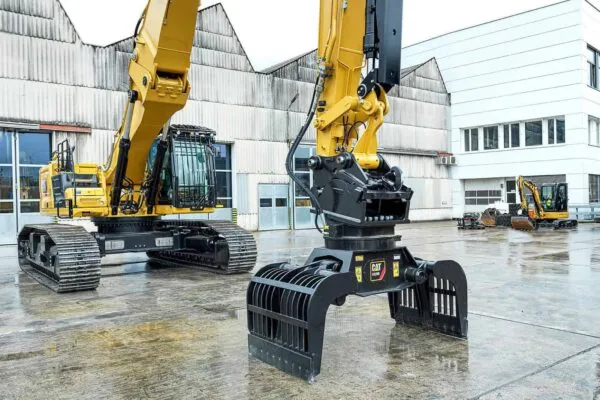 NEW CAT® 340 UHD DEMOLITION EXCAVATOR FEATURES HIGHER VERTICAL REACH AND MORE CONFIGURATION FLEXIBILITY