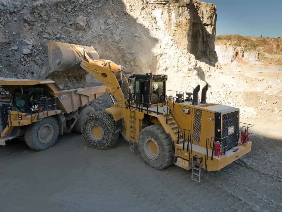 New Cat® 992 Wheel Loader increases productivity up to 32 percent and is up to 48 percent more efficient