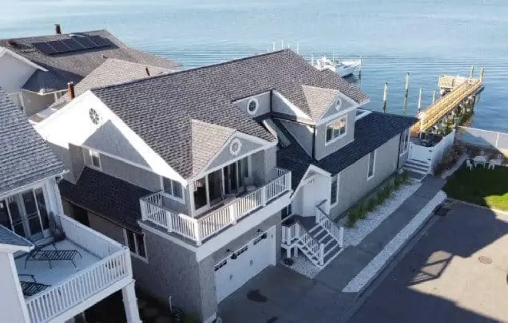 Contractor Finds Answer to Homeowner’s Seaside Cottage with Beach House Shake®