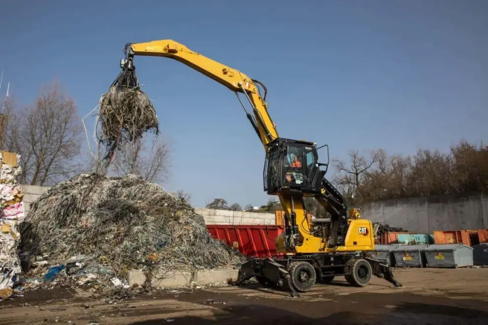 VERSATILE AND EFFICIENT, THE NEW CAT® MH3022 AND MH3024 MATERIAL HANDLERS FEATURE IMPROVED CYCLE TIMES