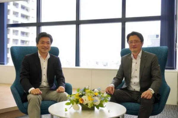 Left: Motoyuki Arai, CEO of Synspective  Right: Kyogo Nomura, Vice President of Nihon Suido Consultants. On July 30, Kyogo Nomura, Vice President of Nihon Suido Consultants, and Motoyuki Arai, CEO of Synspective, had a conversation at the headquarters of Nihon Suido Consultants. *Masks were worn during the discussion to prevent infection. | Nihon Suido Consultants and Synspective sign MoU for Strategic Alliance to use SAR Data in the Water Supply and Sewerage Sectors