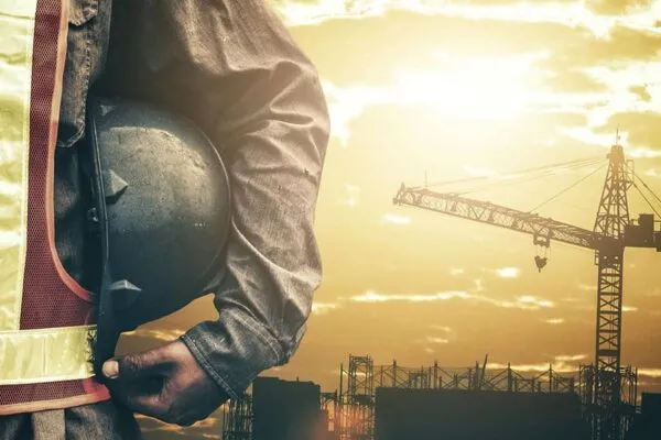 Construction worker working on a construction site | Zyter Collaborates with Zurich North America, Qualcomm and Everguard to Enhance Construction Safety