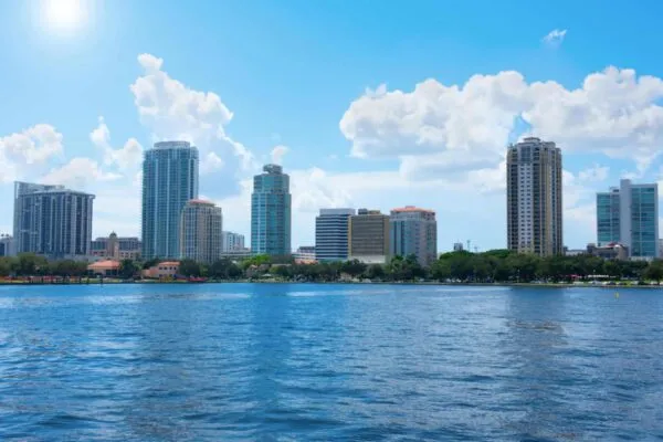 Saint Petersbur, Florida, buildings cityscape along the blue water shoreline of Tampa Bay on a beautiful sunny afternoon. | Arup receives U.S. National Science Foundation’s Convergence Accelerator Grant to improve urban shorelines