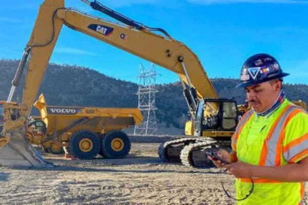 Adolfo Lopez, Superintendent at OE Construction, uses the Assignar app on his phone while on site. | Assignar Closes $16.5 Million In Secondary Sale To Tiger Global & SecondQuarter Ventures