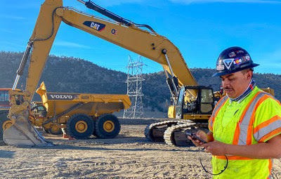 Adolfo Lopez, Superintendent at OE Construction, uses the Assignar app on his phone while on site. | Assignar Closes $16.5 Million In Secondary Sale To Tiger Global & SecondQuarter Ventures