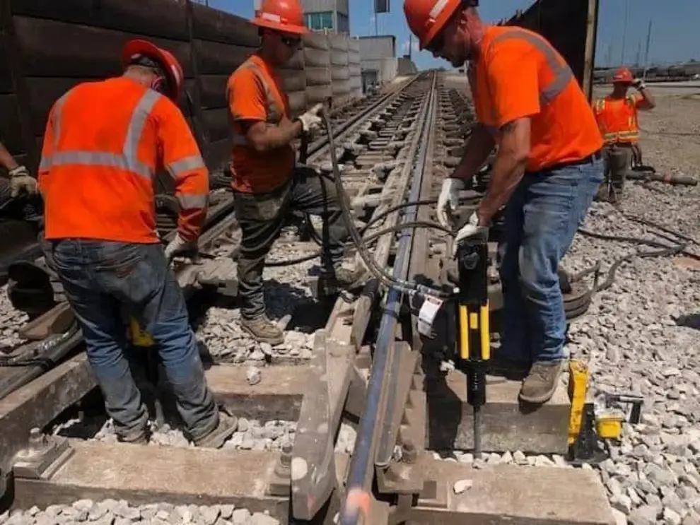 ENVIRORAIL OFFERS A SUCCESSFUL ALTERNATIVE TO OUTDATED PRACTICES IN THE RAILROAD INDUSTRY.