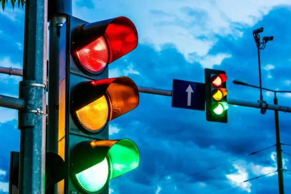 Traffic lights over urban intersection. Red light | Wadi Makkah Venture signs an MOU with Derq and The Consultants for Business and Development to Improve Road Safety and Traffic Performance Across the Kingdom