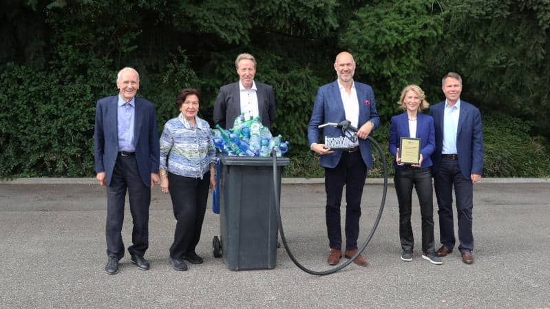 Presentation of the “Innovation in Vacuum Busch Award 2020”:
(from left to right) Dr Karl Busch, Ayhan Busch, Oyvind Hansen Billing (General Manager Busch Vakuumteknikk AS), Hans-Christian Felde (Procurement Director Quantafuel ASA), Ayla Busch, Kaya Busch
 | Upgrading plastic waste into valuable products