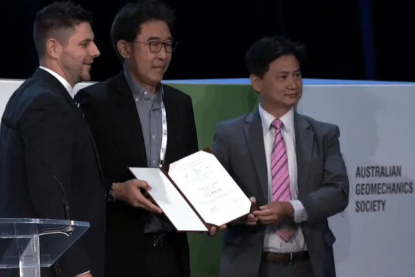 Eddie Tan (centre) Seequent’s Sales and Channel Director Asia receives the Outstanding Innovation award on behalf of the PLAXIS team. | International Society for Soil Mechanics and Geotechnical Engineering honours PLAXIS innovation