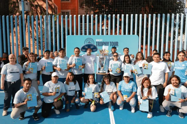 Pablo Zabaleta poses with Young Leaders and The Premier League Trophy at Deportivo El Coyolito in Mexico City (Photo by Hector Vivas/Getty Images) | Man City Legend Pablo Zabaleta and the Premier League Trophy visit Cityzens Giving Young Leaders in Mexico City to celebrate launch of expanded Xylem Water Heroes Academy