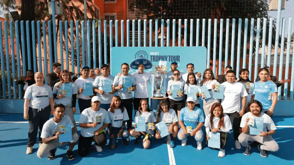 Man City Legend Pablo Zabaleta and the Premier League Trophy visit Cityzens Giving Young Leaders in Mexico City to celebrate launch of expanded Xylem Water Heroes Academy