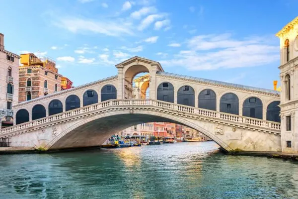 The Rialto Bridge, beautiful tourist attraction of Venice. | Engineering the Rialto Bridge