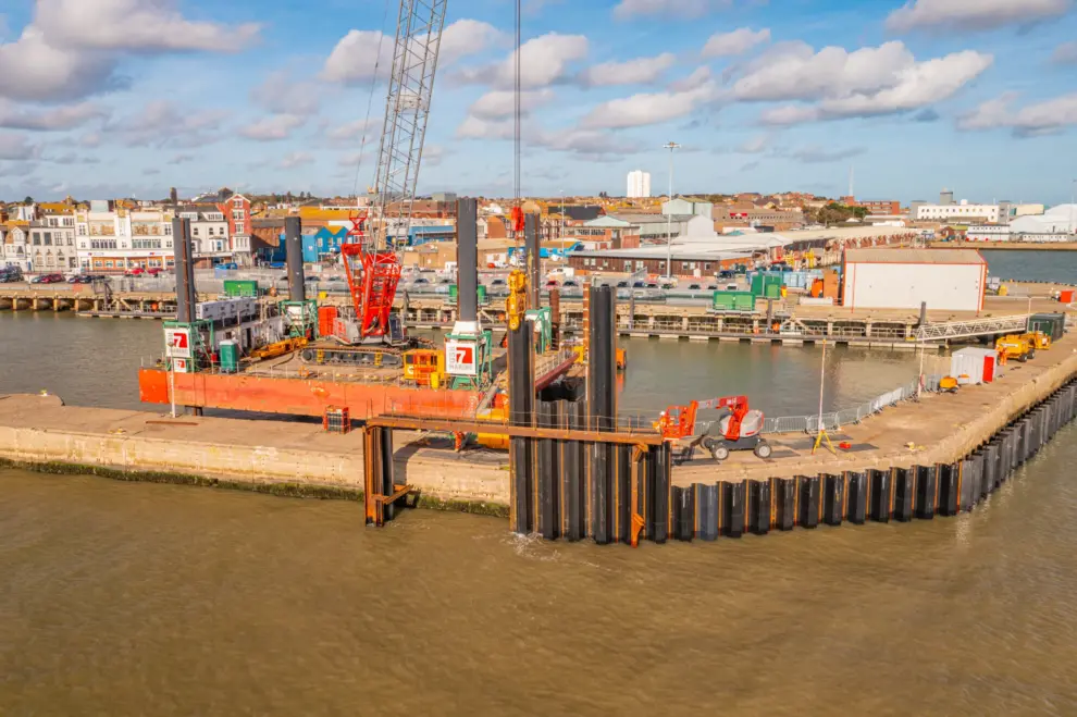 RED7MARINE COMPLETES £2M CONTRACT FOR THE DESIGN AND BUILD OF NEW RIVER WALL TO PROTECT ABP’S SLADDENS PIER￼
