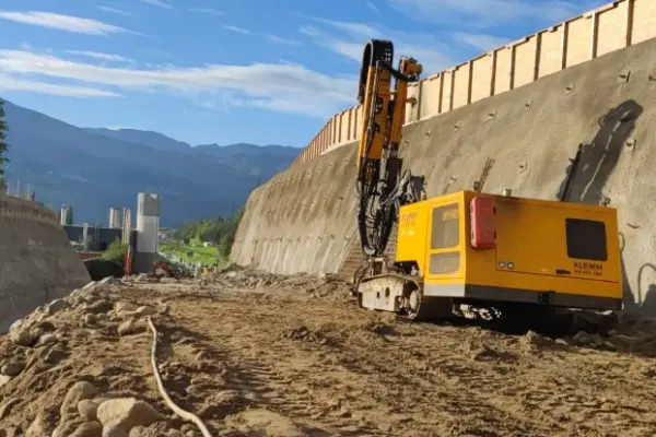 More than 20,000 m of self-drilling anchors were drilled by a KLEMM KR 801-3GK to secure the retaining walls of the new Brixen / Vahrn bypass
 | Brenner Road – traffic relief in sight