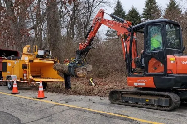 The Harding Department of Public Works has streamlined its tree recycling operation with the help of a new Exac-One GRP200-7 Hydraulic Grapple and Black Splitter S2 800 Cone Splitter from Ransome Attachments. | Public Works Department Achieves 100% On-Site Recycling with Ransome Attachments