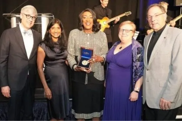 Pictured above, left to right, are Master of Ceremonies Mo Rocca, Maryland’s Lt. Governor Aruna Miller, ASME Fitzroy Medal recipient Gwendolyn Boyd, ASME President Karen Ohland, and ASME Executive Director/CEO Tom Costabile. | Gwendolyn Boyd Honored with ASME Fitzroy Medal at ASME Foundation Gala Event
