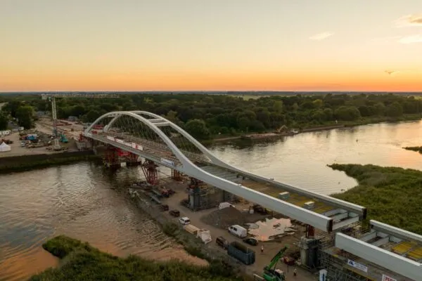 Symbolic railway bridge replaced with world-first carbon network arch bridge