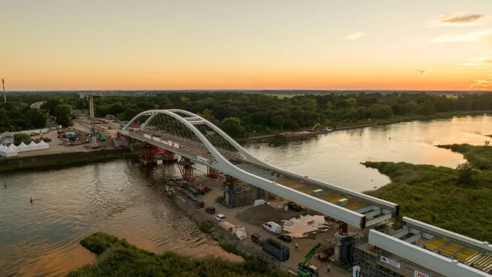 Symbolic railway bridge replaced with world-first carbon network arch bridge