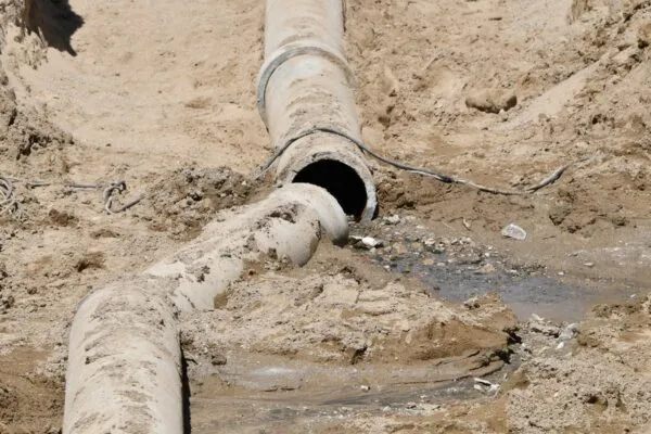 A formerly straight section of pipe broken by shifting earth during a 7.1 earthquake that shook Southern California in July 2019, cracking buildings, breaking roads and causing power outages.  The quake, centered 11 miles from the Ridgecrest area, is the largest quake to hit Southern California in at least 20 years.  It was followed by a series of large and small aftershocks, including a handful above magnitude 5.0.  Credit: Gene Blevins/ZUMA Wire/Alamy Live News | NEW DOCUMENT PROVIDES SEISMIC DESIGN  CRITERIA FOR HDPE PIPE WATER MAINS