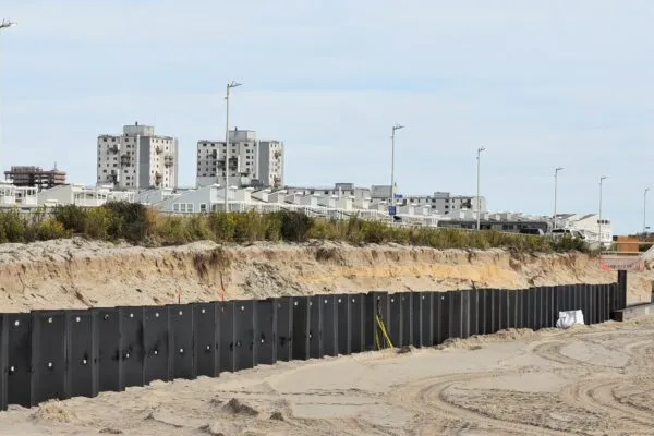 To create a reinforced dune on Rockaway Beach, Queens, New York City, the U.S.
Army Corps of Engineers, New York District first constructed a line of steel sheet piles into the
beach. Credit: USACE. | Community RISES to Occasion