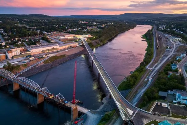 HNTB celebrates opening of the Madawaska-Edmundston International Bridge with Maine Department of Transportation