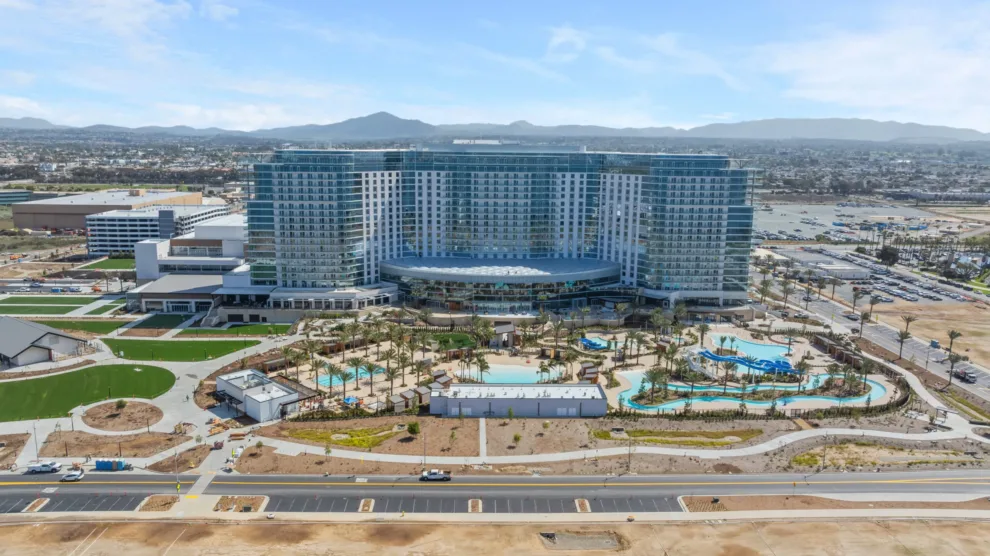 MORTENSON CONSTRUCTION AND MCCARTHY BUILDING COMPANIES INC. COMPLETE GAYLORD PACIFIC RESORT AND CONVENTION CENTER