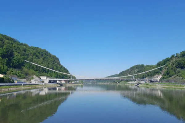 A true suspension bridge: the 500-metre-long suspension cables of the Danube bridge in Linz are anchored in the rock.       Photo Credit: MAURER | A new landmark floating over the Danube